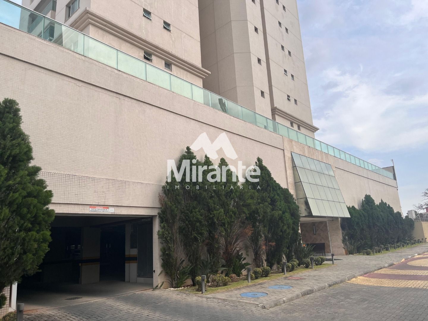 Apartamento Para Vender com 4 quartos sendo 1 suíte no bairro Santa Mônica em Feira De Santana