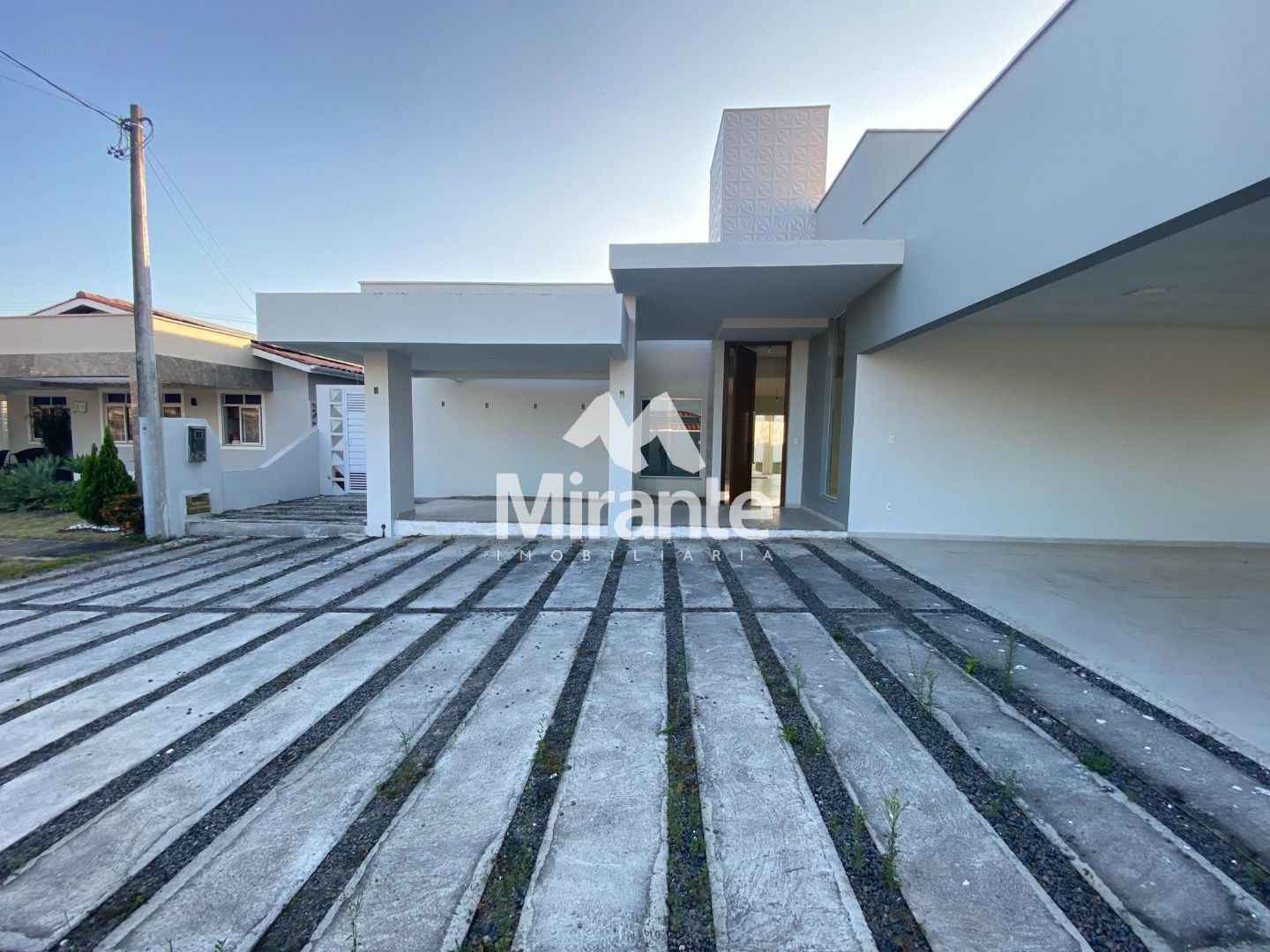 Casa de Condomínio Para Alugar com 3 quartos sendo 3 suítes no bairro Pedra do Descanso em Feira De Santana