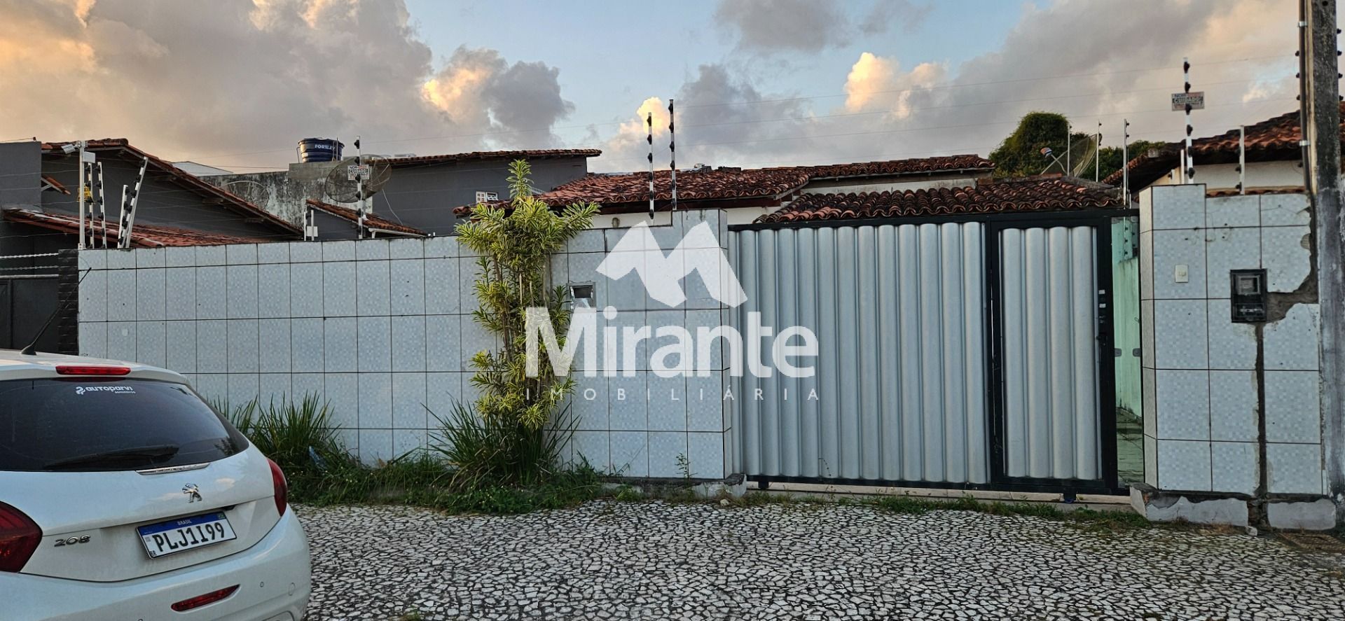 Casa Para Alugar com 5 quartos sendo 1 suíte no bairro Capuchinhos em Feira De Santana