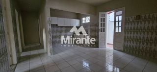 Casa Para Alugar com 5 quartos sendo 1 suíte no bairro Capuchinhos em Feira De Santana