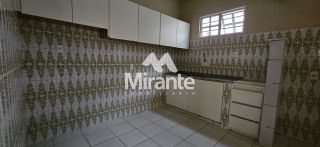 Casa Para Alugar com 5 quartos sendo 1 suíte no bairro Capuchinhos em Feira De Santana