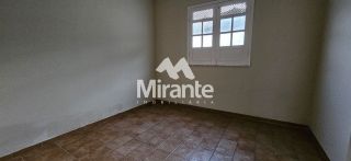 Casa Para Alugar com 5 quartos sendo 1 suíte no bairro Capuchinhos em Feira De Santana