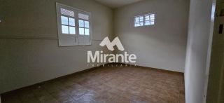 Casa Para Alugar com 5 quartos sendo 1 suíte no bairro Capuchinhos em Feira De Santana