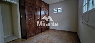 Casa Para Alugar com 5 quartos sendo 1 suíte no bairro Capuchinhos em Feira De Santana