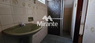 Casa Para Alugar com 5 quartos sendo 1 suíte no bairro Capuchinhos em Feira De Santana