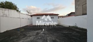 Casa Para Alugar com 5 quartos sendo 1 suíte no bairro Capuchinhos em Feira De Santana