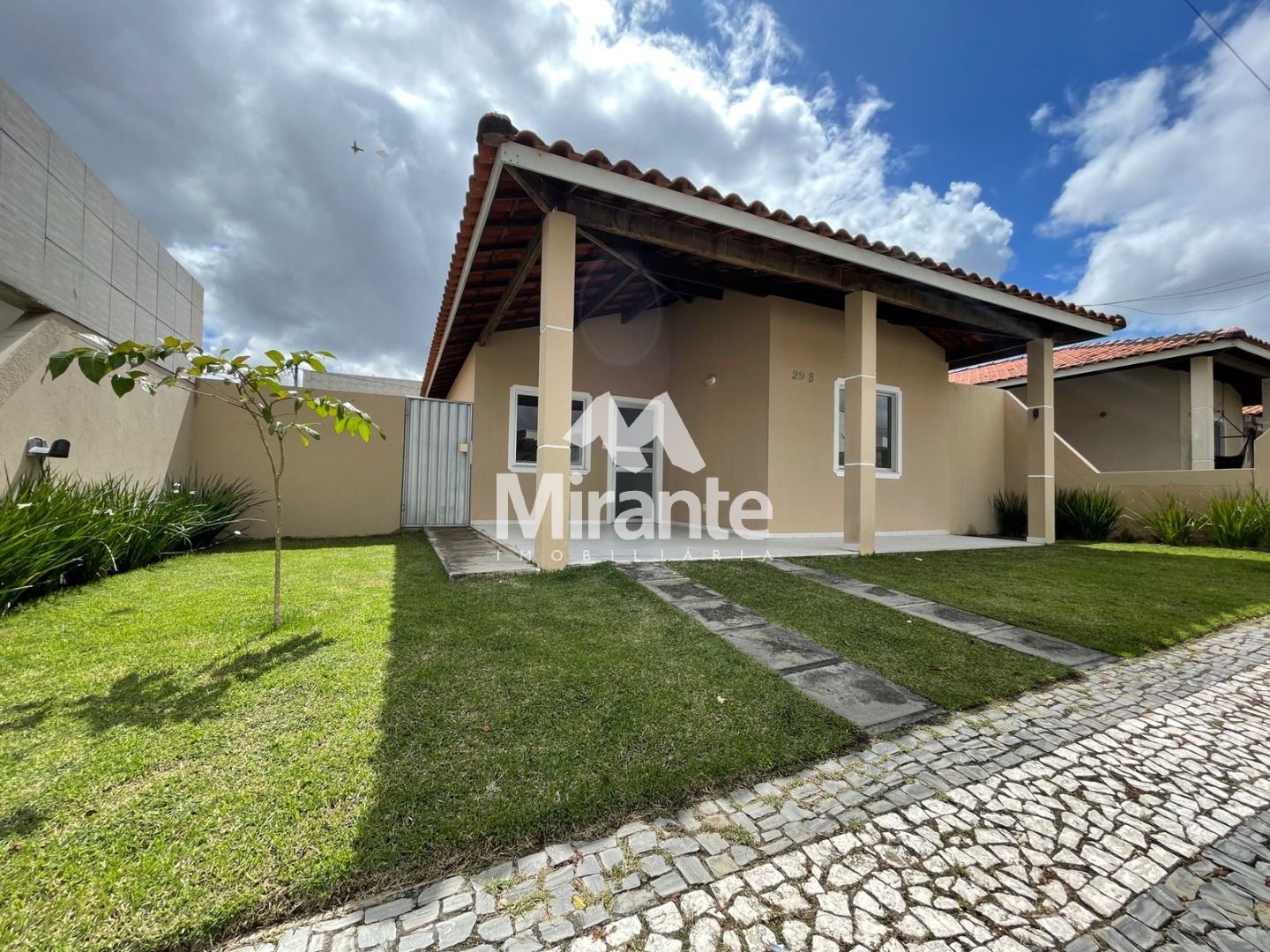 Casa de Condomínio Para Alugar com 3 quartos sendo 1 suítes no bairro Pedra do Descanso em Feira De Santana
