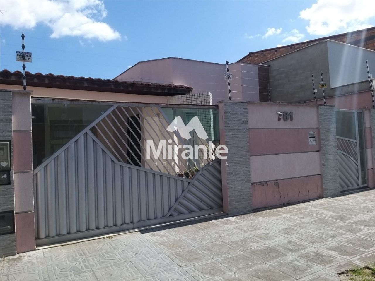 Casa Para Alugar com 5 quartos sendo 5 suítes no bairro Capuchinhos em Feira De Santana