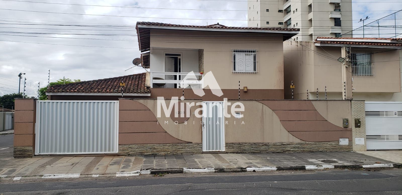 Casa Para Alugar com 4 quartos sendo 3 suítes no bairro Santa Mônica em Feira De Santana