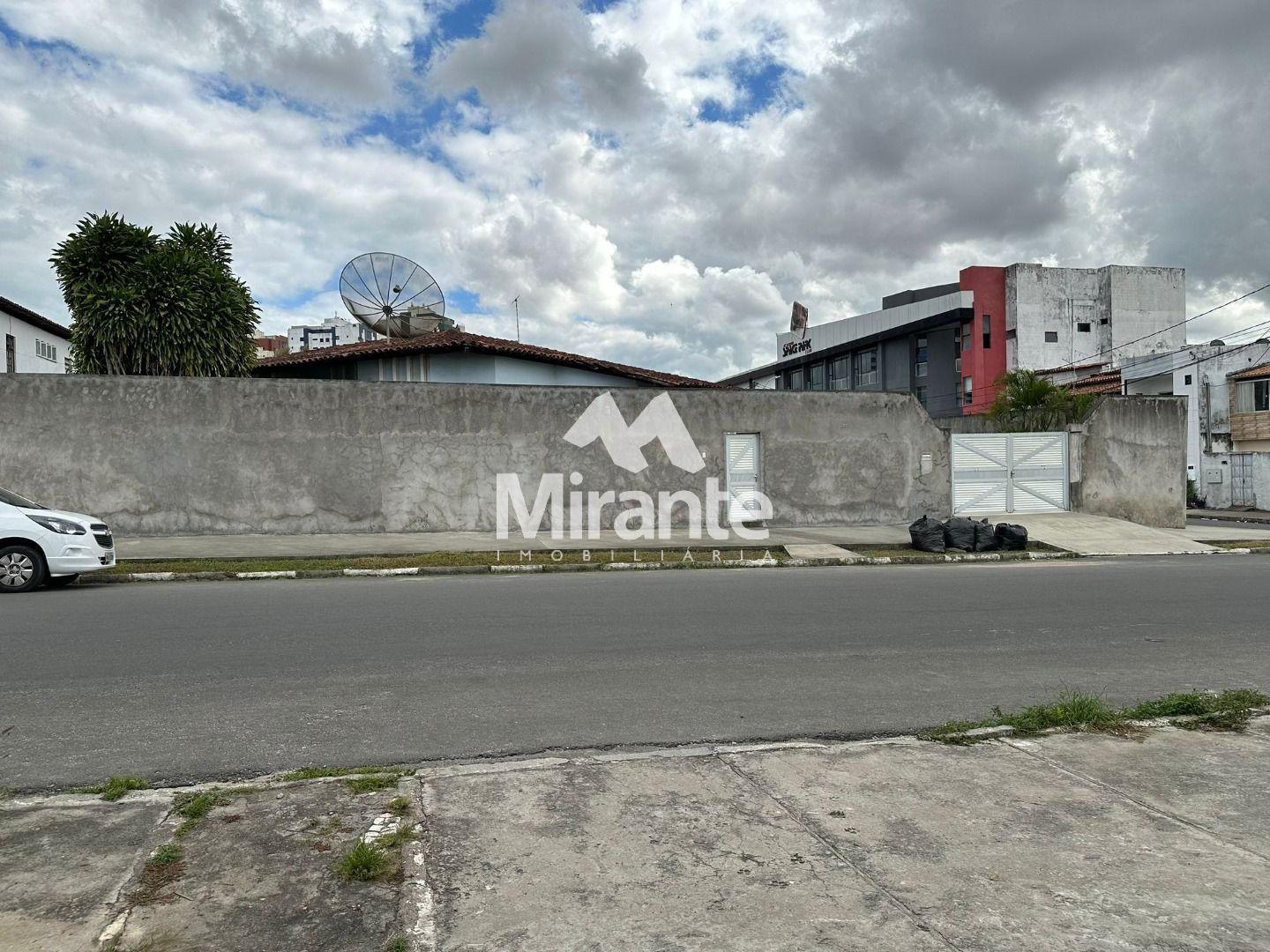 Casa Para Alugar com 4 quartos sendo 2 suítes no bairro Ponto Central em Feira De Santana