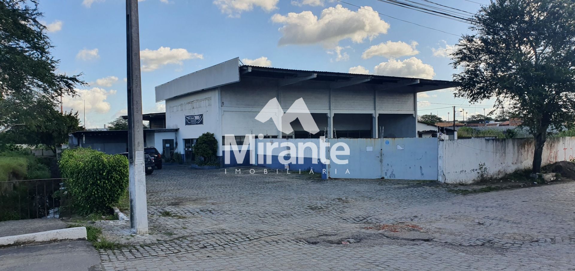 Galpão / Depósito / Armazém Para Alugar no bairro Baraúna em Feira De Santana