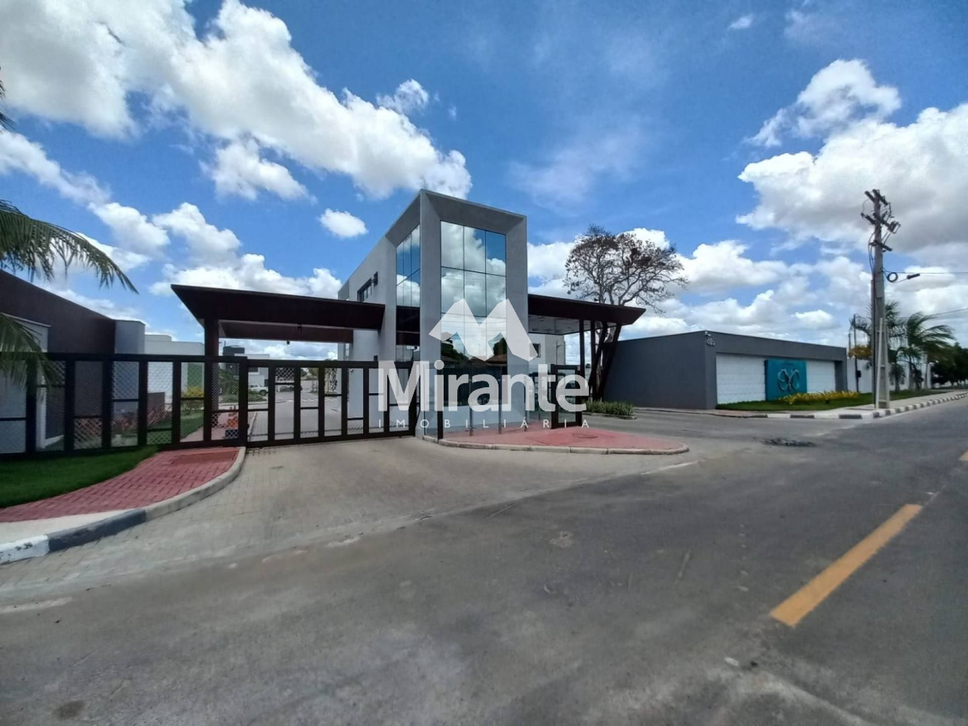 Casa de Condomínio Para Vender com 4 quartos sendo 2 suítes no bairro Lagoa Salgada em Feira De Santana