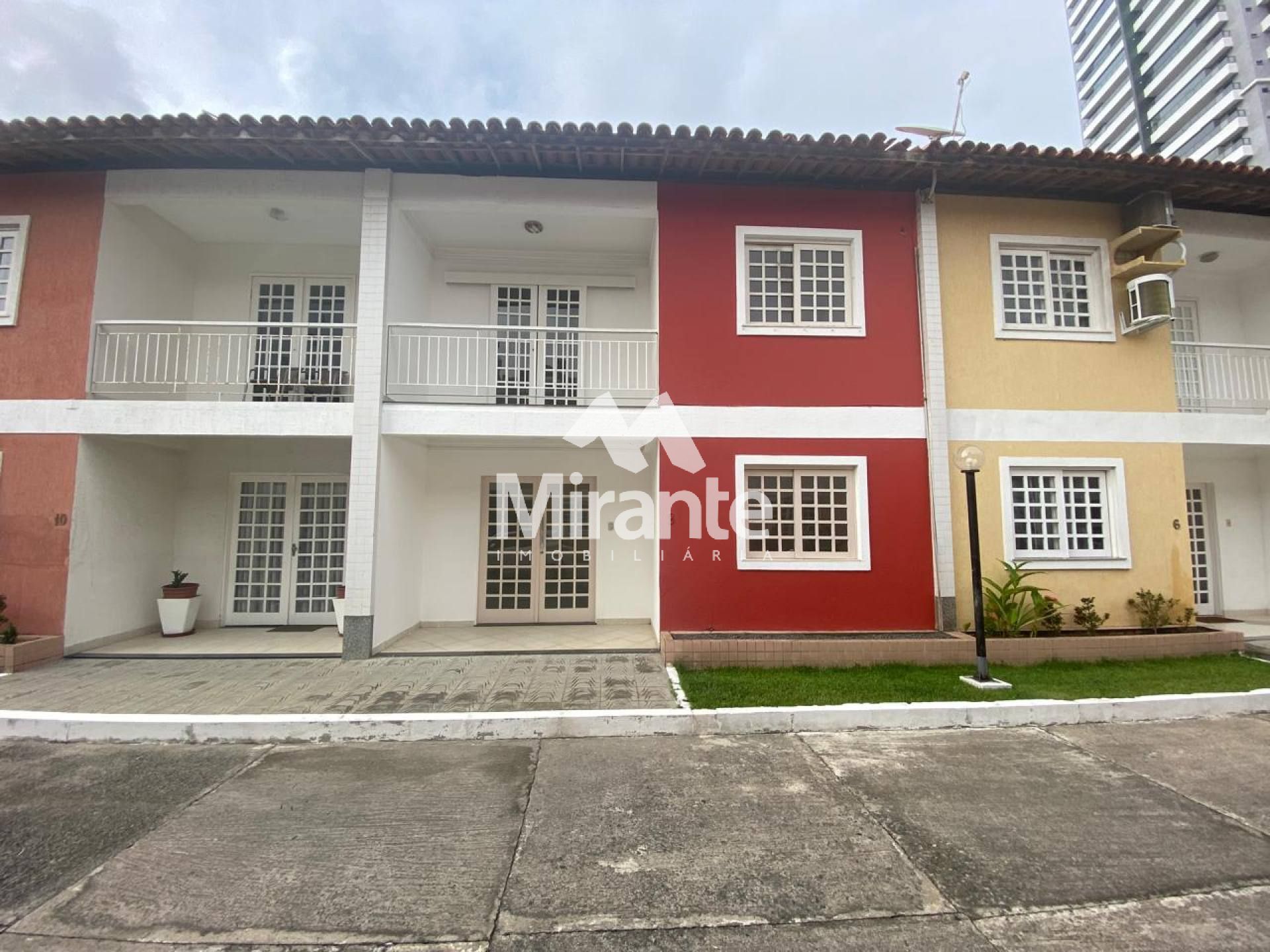 Casa de Condomínio Para Vender com 3 quartos sendo 1 suíte no bairro Santa Mônica em Feira De Santana