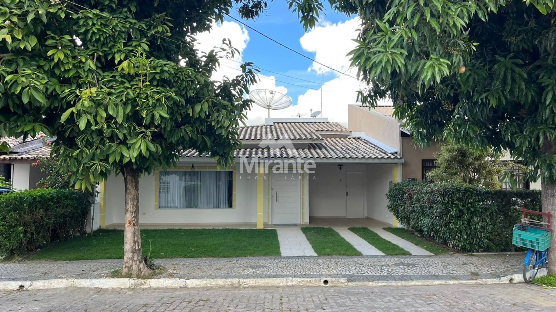 Casa de Condomínio Para Vender com 3 quartos, sendo 2 suítes no bairro Santa Mônica II em Feira De Santana