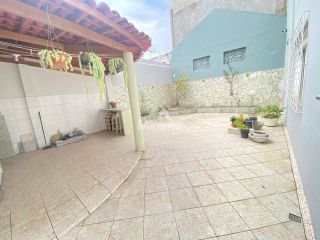 Casa Para Alugar com 7 quartos sendo 1 suíte no bairro Ponto Central em Feira De Santana