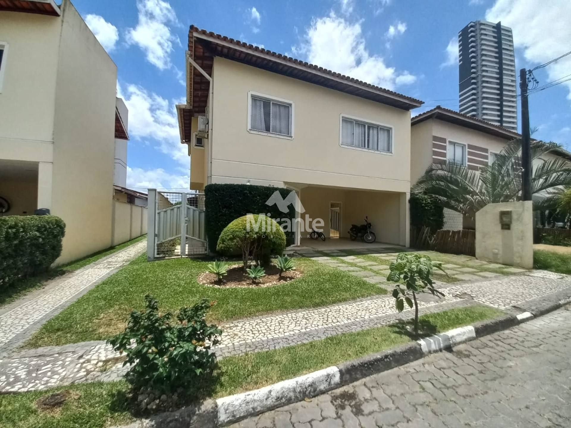 Casa de Condomínio Para Vender com 4 quartos 2 suítes no bairro Santa Mônica em Feira De Santana