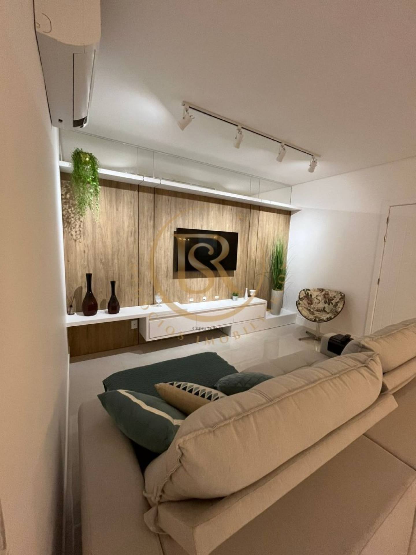 Apartamento novo mobiliado para venda a 150 metros da praia de Perequê