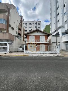 Casa Para Vender com 04 quartos 01 suítes no bairro Meia Praia em Itapema