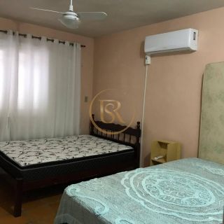 Casa Para Vender com 04 quartos 01 suítes no bairro Meia Praia em Itapema