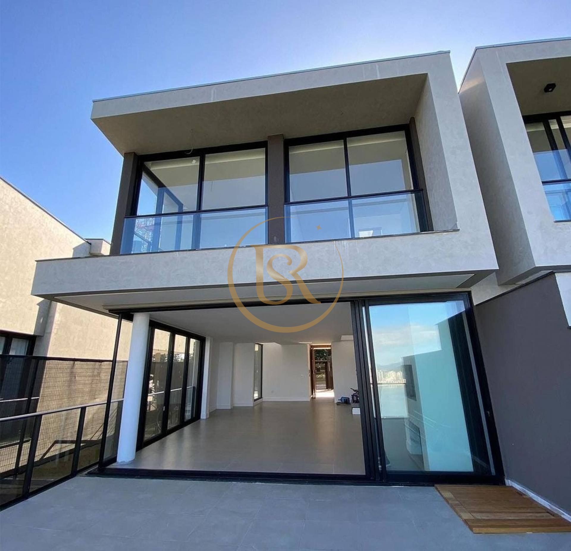 Mansão Suspensa de Luxo no Canto da Praia Itapema.