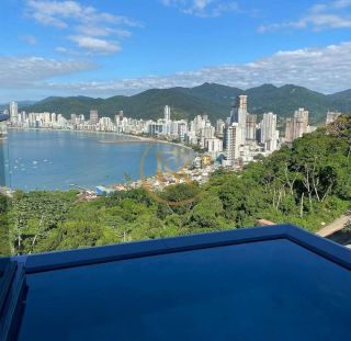 Mansão Suspensa de Luxo no Canto da Praia Itapema.