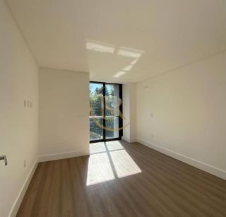 Mansão Suspensa de Luxo no Canto da Praia Itapema.