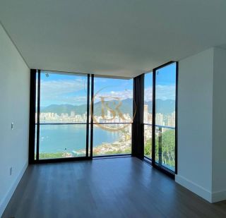 Mansão Suspensa de Luxo no Canto da Praia Itapema.