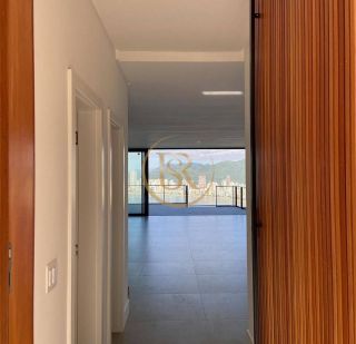 Mansão Suspensa de Luxo no Canto da Praia Itapema.