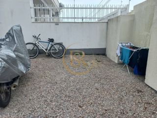 Apartamento com móveis na cozinha