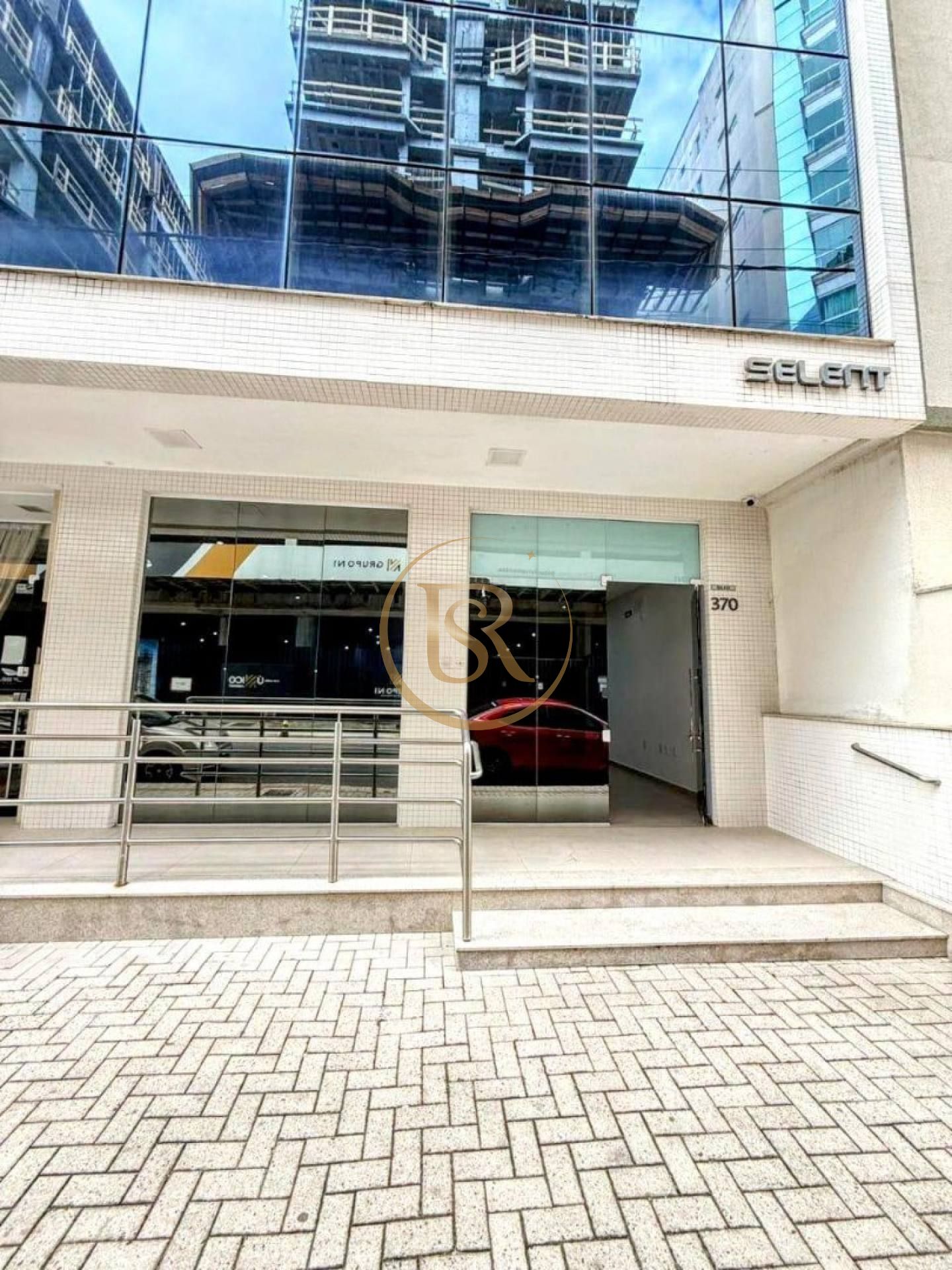 Sala comercial disponível para locação anual na Meia Praia