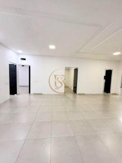 Sala comercial disponível para locação anual na Meia Praia