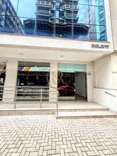 Sala comercial disponível para locação anual na Meia Praia