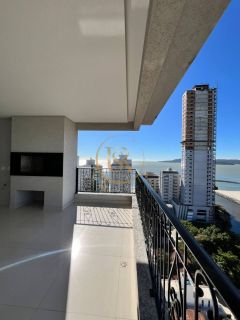 Cobertura próxima ao mar em Itapema