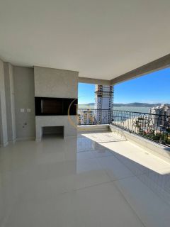 Cobertura próxima ao mar em Itapema