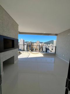 Cobertura próxima ao mar em Itapema