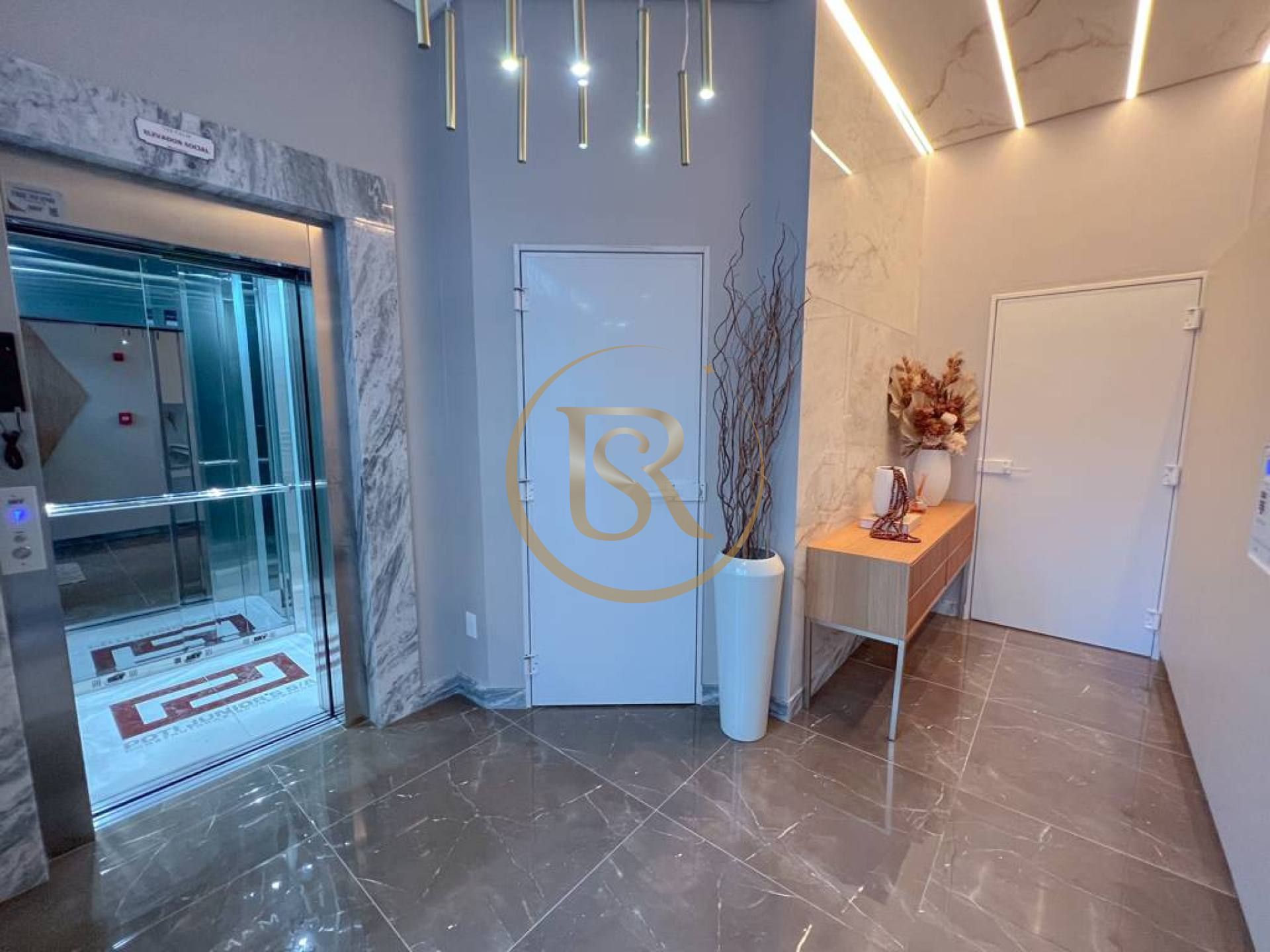 Belíssimo apartamento na Meia Praia com 03 suítes