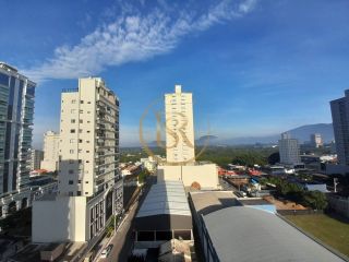 Belíssimo apartamento na Meia Praia com 03 suítes