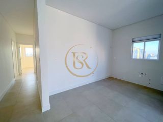 Belíssimo apartamento na Meia Praia com 03 suítes