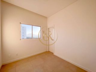 Belíssimo apartamento na Meia Praia com 03 suítes