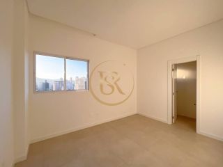 Belíssimo apartamento na Meia Praia com 03 suítes