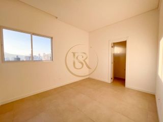 Belíssimo apartamento na Meia Praia com 03 suítes