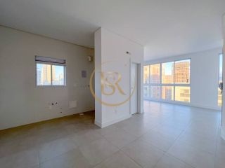 Belíssimo apartamento na Meia Praia com 03 suítes