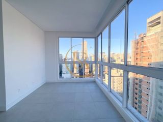 Belíssimo apartamento na Meia Praia com 03 suítes