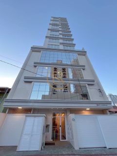 Belíssimo apartamento na Meia Praia com 03 suítes