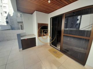 Apartamento com terraço amplo.