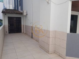 Apartamento com terraço amplo.
