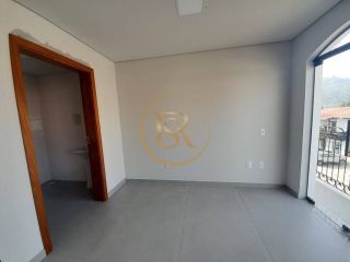 Sala comercial para locação anual no centro de Porto Belo