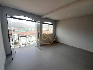 Sala comercial para locação anual no centro de Porto Belo