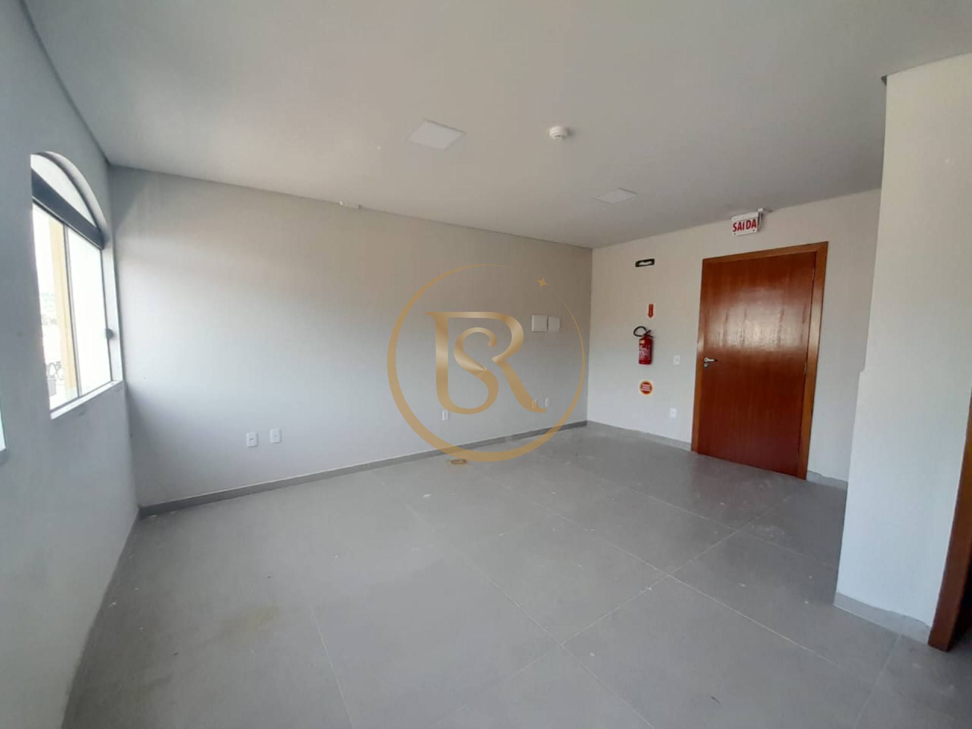 Sala comercial disponível para locação anual no Centro de Porto Belo