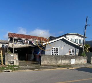 Terreno com 2 casas e 3 kitnets à venda no Morretes